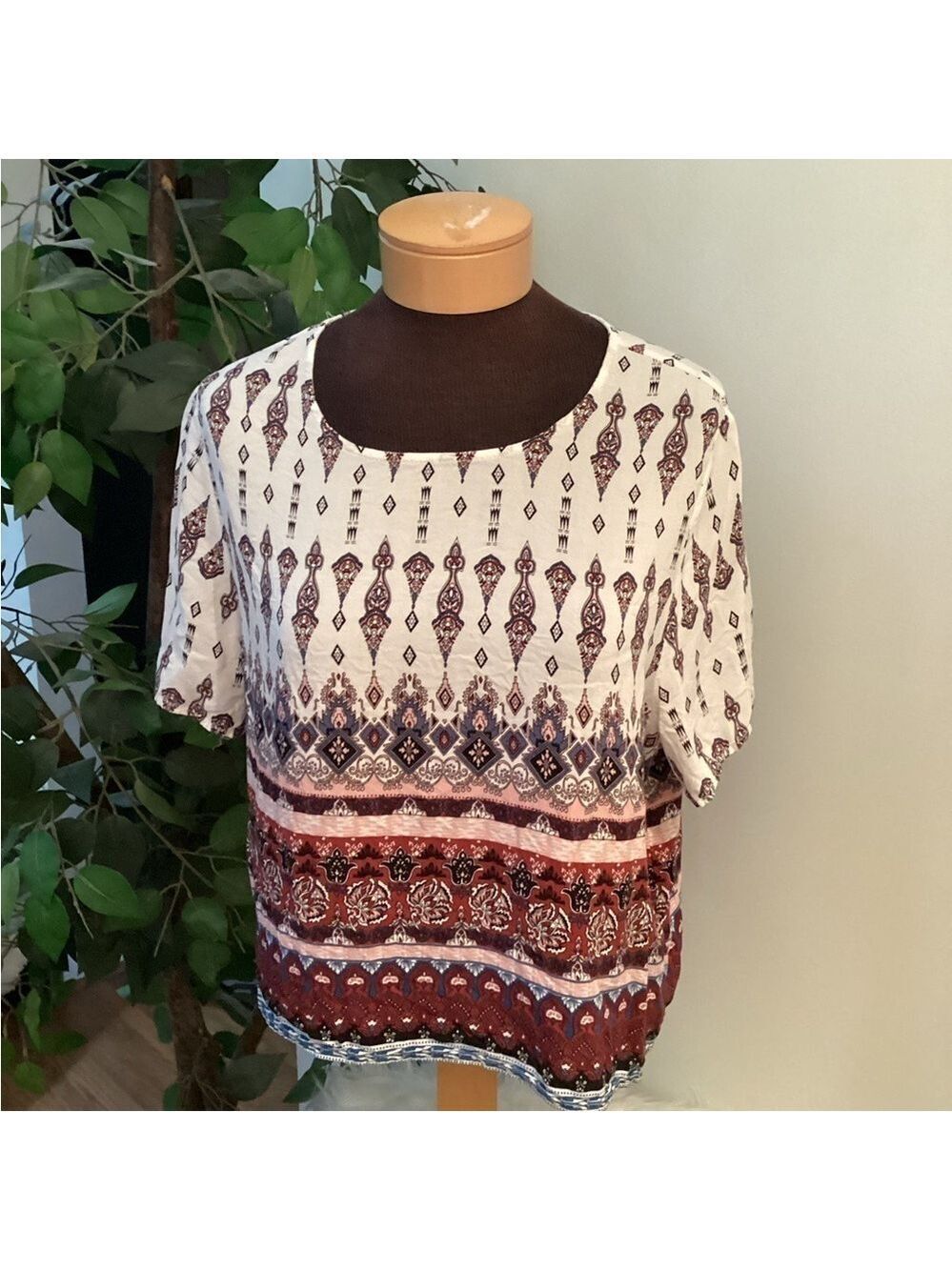 Shein short sleeve cropped top Woman’s size 3XL multi colored pattern